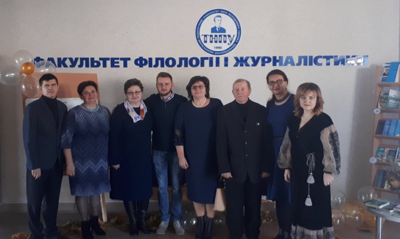 Випускники зі своїми викладачами